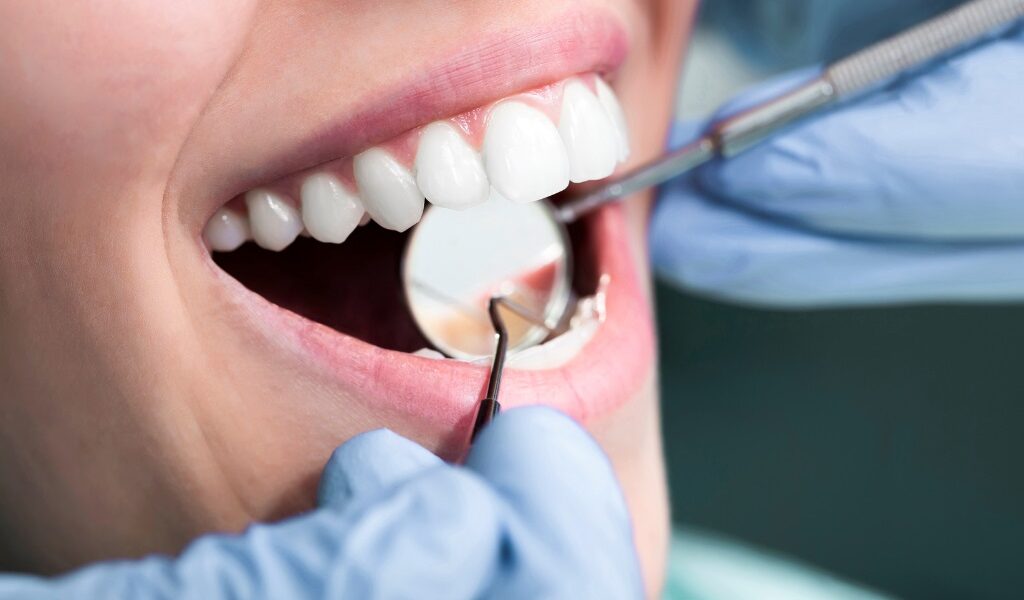 na czym polega odbudowa zębów