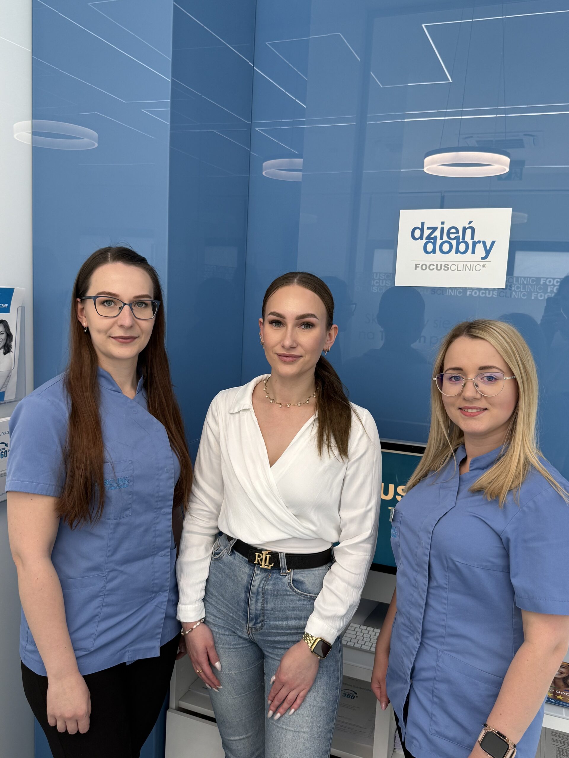 Zespół Focus Clinic z pacjentką w recepcji kliniki