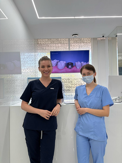 Personel medyczny w recepcji kliniki stomatologicznej